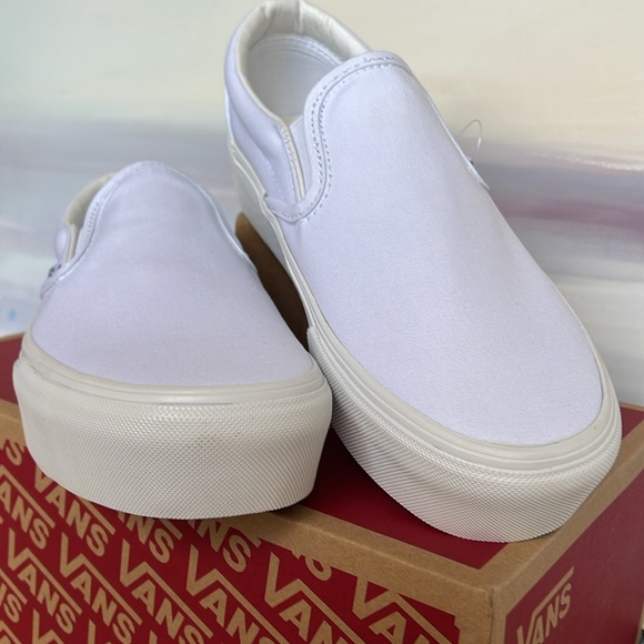 Vans WMNS Classic Slip-On
True White
VN0A3JEZW00
Sneakers - Picture 6 of 16